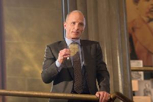 Mitch Wilkinson (Ed Harris) mit einem historischen Fragment