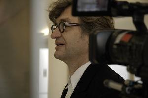 Der Regisseur vor statt hinter der Linse