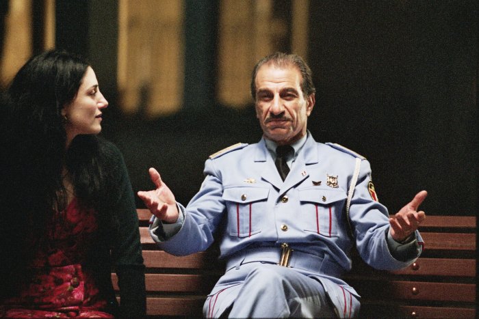 Dina (Ronit Elkabetz) mit ihrem Gast Tewfiq (Sasson Gabai)