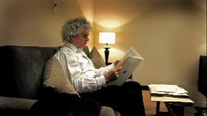 Sir Simon Rattle studiert die Partitur