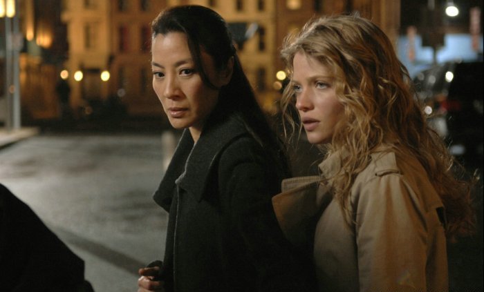 Schwester Rebecca (Michelle Yeoh) wacht über Aurora (Mélanie Thierry)